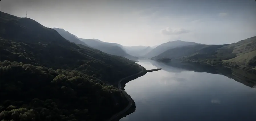 Jezioro w górach — kadr z filmu o procesie Freshtrusion